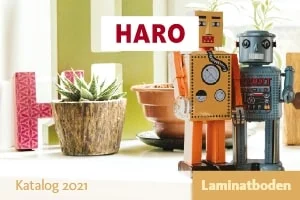 Katalog 2021 von HARO für Laminatboden. Im Hintergrund sind Spielfiguren aufgestellt.