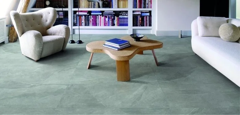 Bodenfliesen mit Holztisch, Sessel und Couch