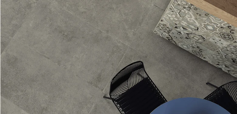 Bodenfliesen im Außenbereich mit Stuhl