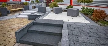 Terrassenplatten und Blockstufen in einer Gartenausstellung