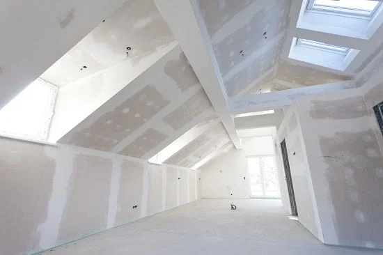 Rohbau eines Hauses aus Gipskartonplatten und Innendämmung aus Schallschutzwänden in weiß.