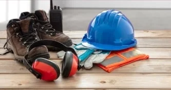 Schutzausrüstung & Arbeitsschutz auf einem Holzbrett