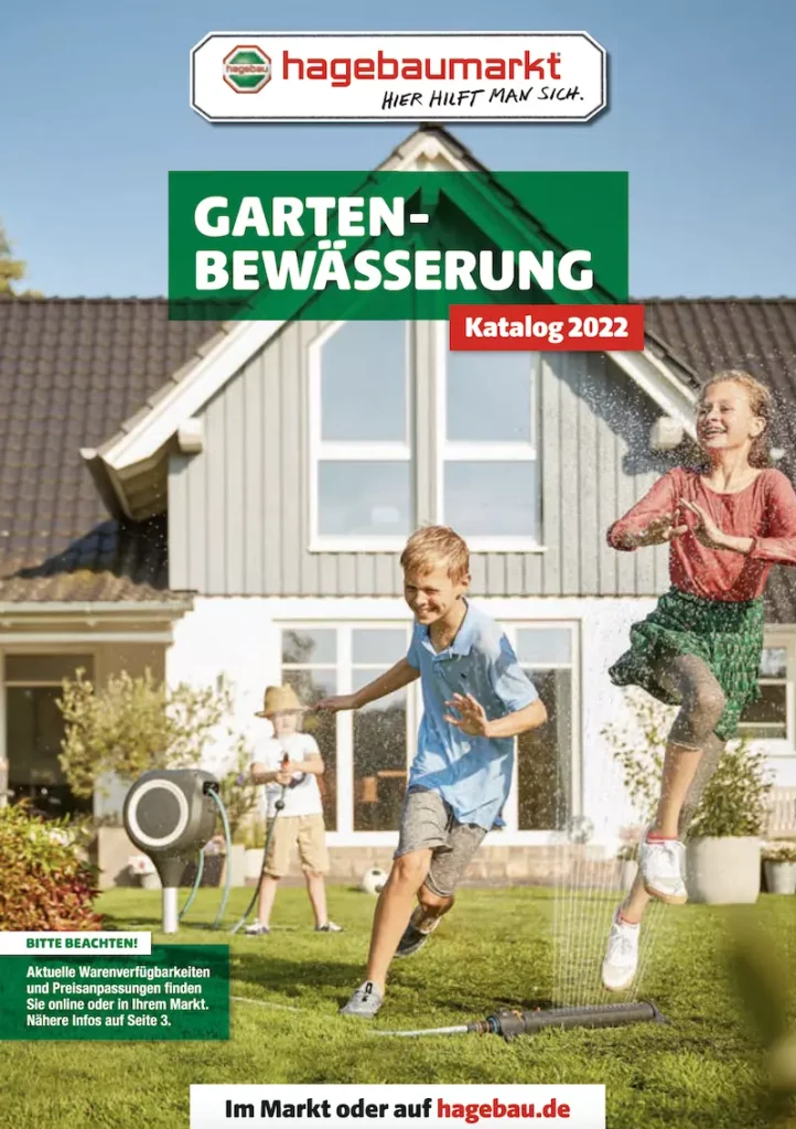 Deckblatt des Kataloges Gartenbewässerung des hagebaumarktes. Kinder springen im Garten herum und rennen über den Wasserschlauch.