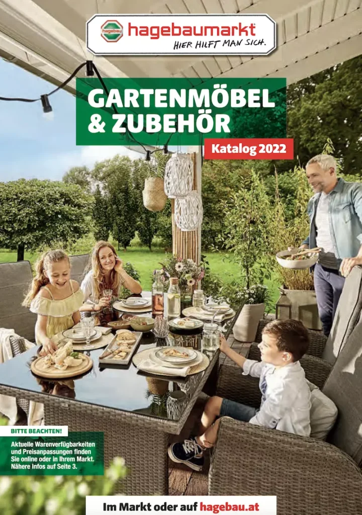Deckblatt des Kataloges Gartenmöbel und Zubehör des hagebaumarktes. Familie sitzt am gedeckten Tisch im Garten und isst gemeinsam.