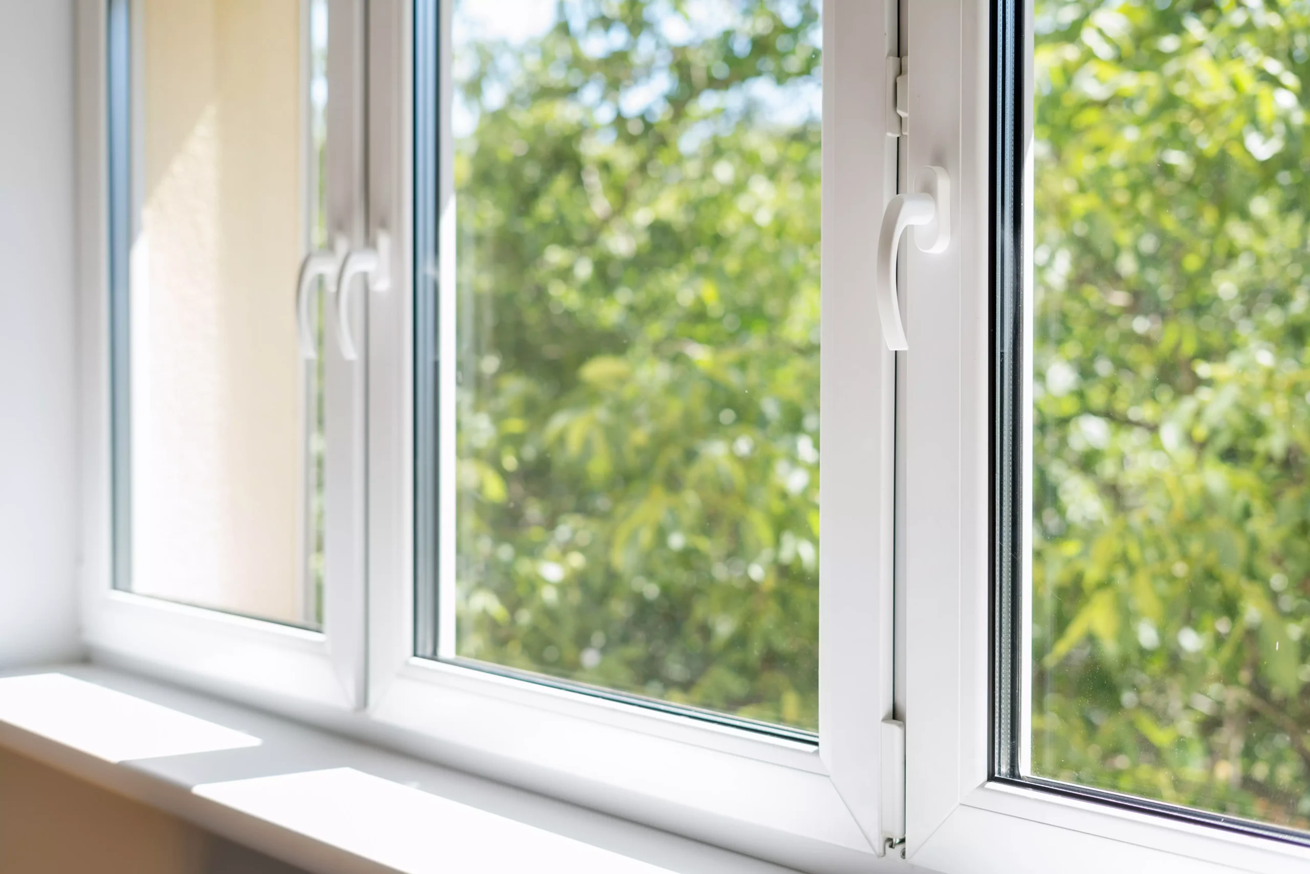 Geschlossene Fenster mit weißem Rahmen
