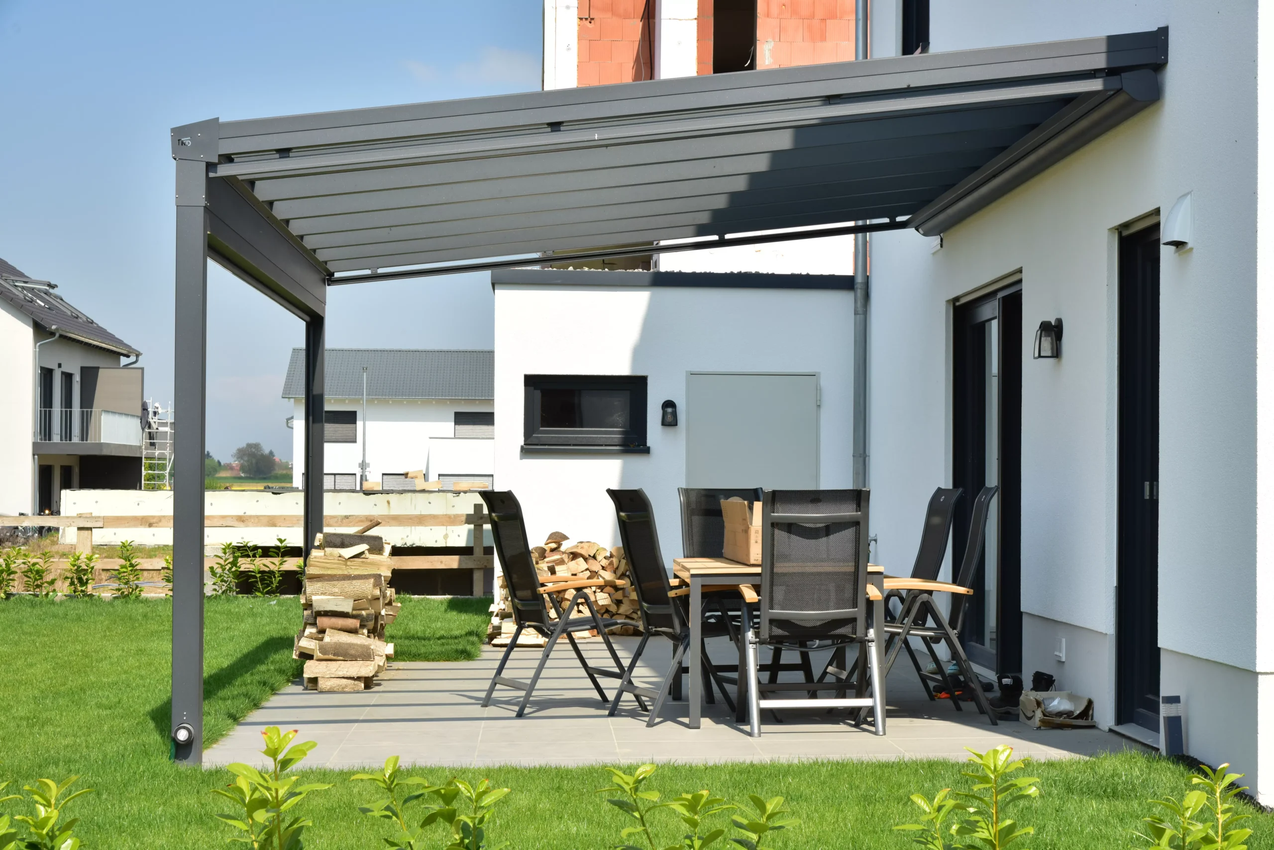 Moderne Terrasse mit Terrassenüberdachung am Wohnhaus